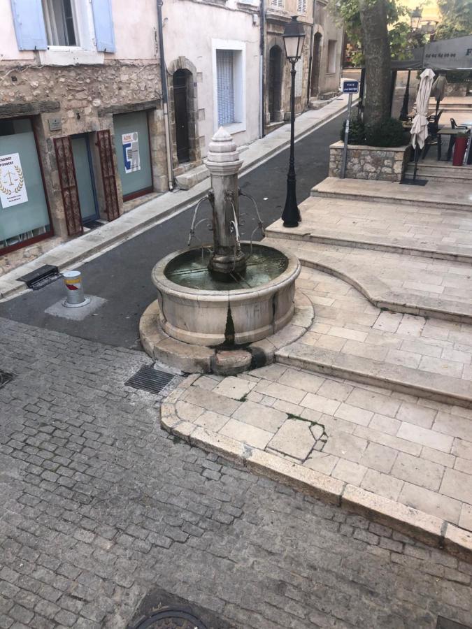 Appartement fontaine à Aups Extérieur photo