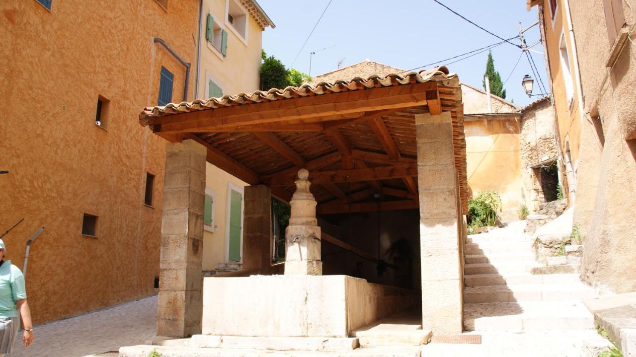 Appartement fontaine à Aups Extérieur photo